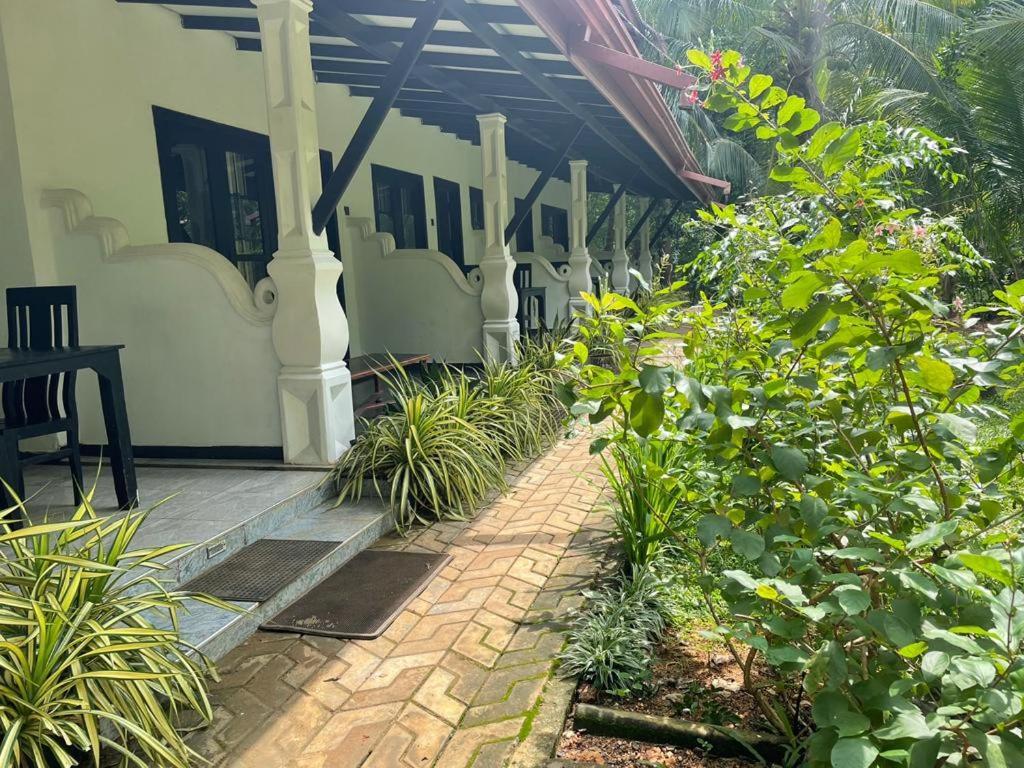 Amron Resort Sigiriya Bagian luar foto